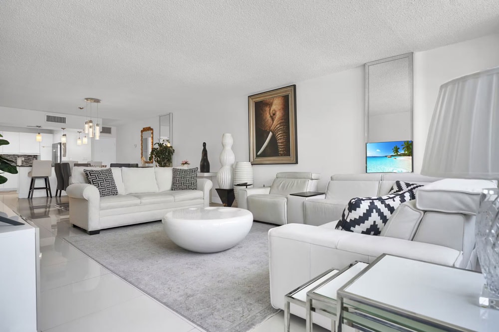 2BR Beachside Stay steps from Hollywood Beach, Florida
