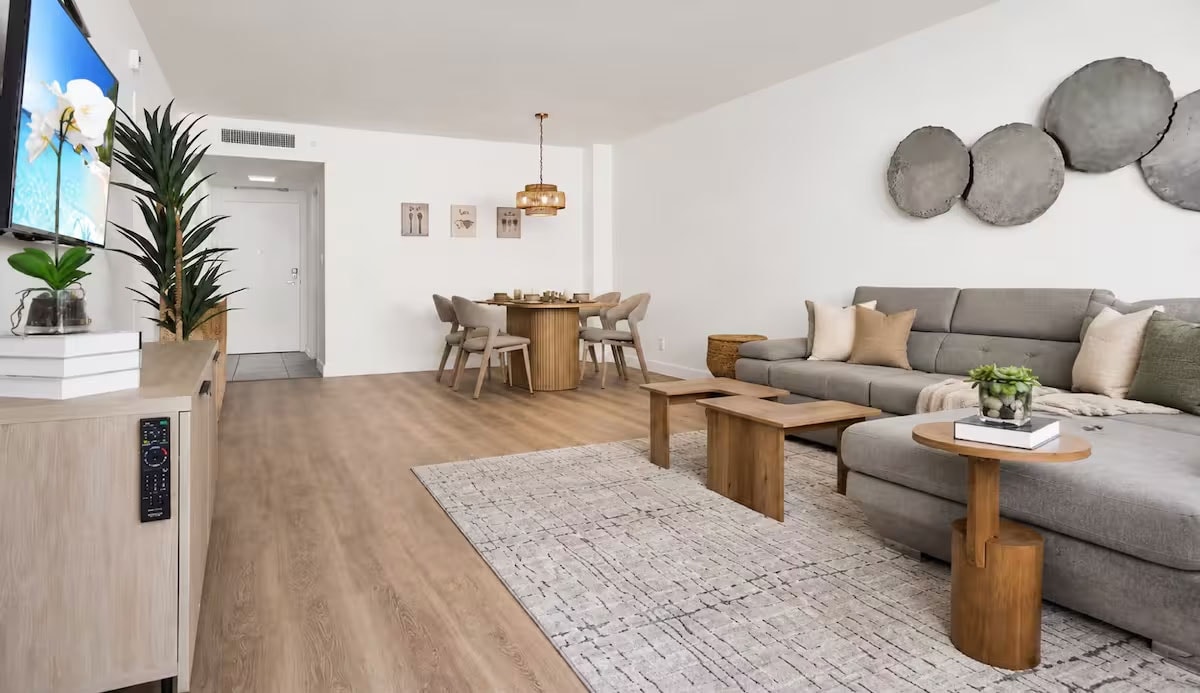 Hollywood Beach 1BR quiet beachfront retreat steps from the sand in Hollywood, Florida